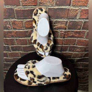 Muk Luks Fuzzy Leopard Thong Sanda